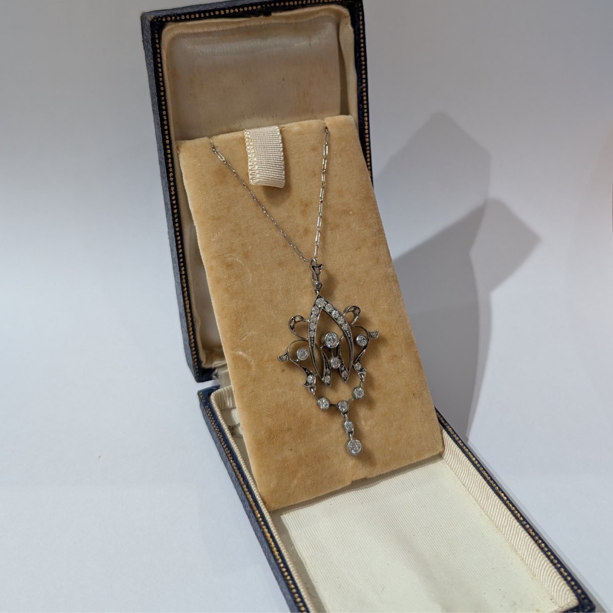 Collier en platine avec diamants taille ancienne et taille rose.