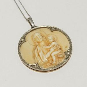 Médaille Religieuse Ivoire, Diamants Taille Rose Et Or 18k