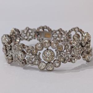 Bracelet des années 1910 en platine et or avec diamants et motifs floraux.