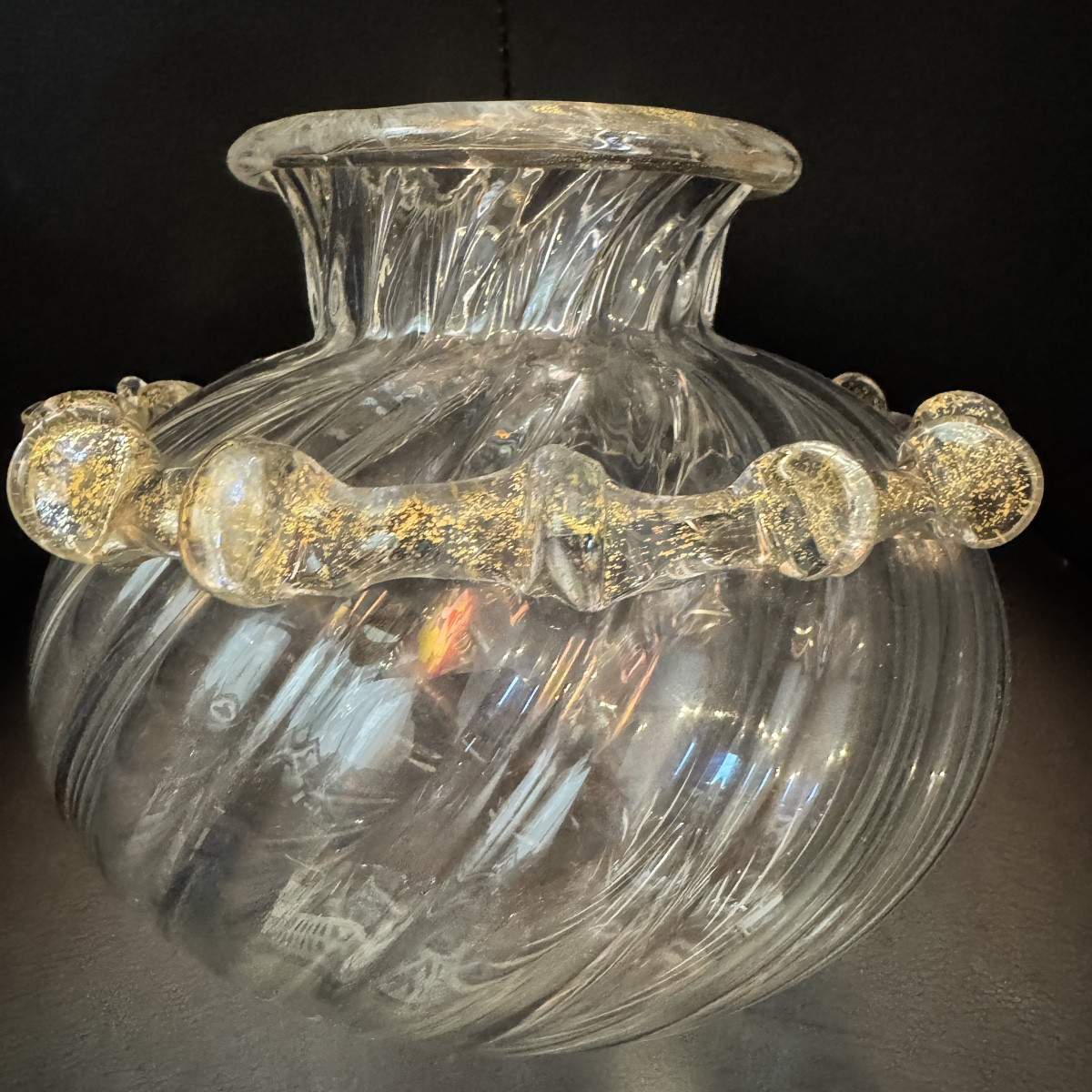 Alfredo BARBINI à Murano: vase en verre incolore et inclusion de paillettes d’or.