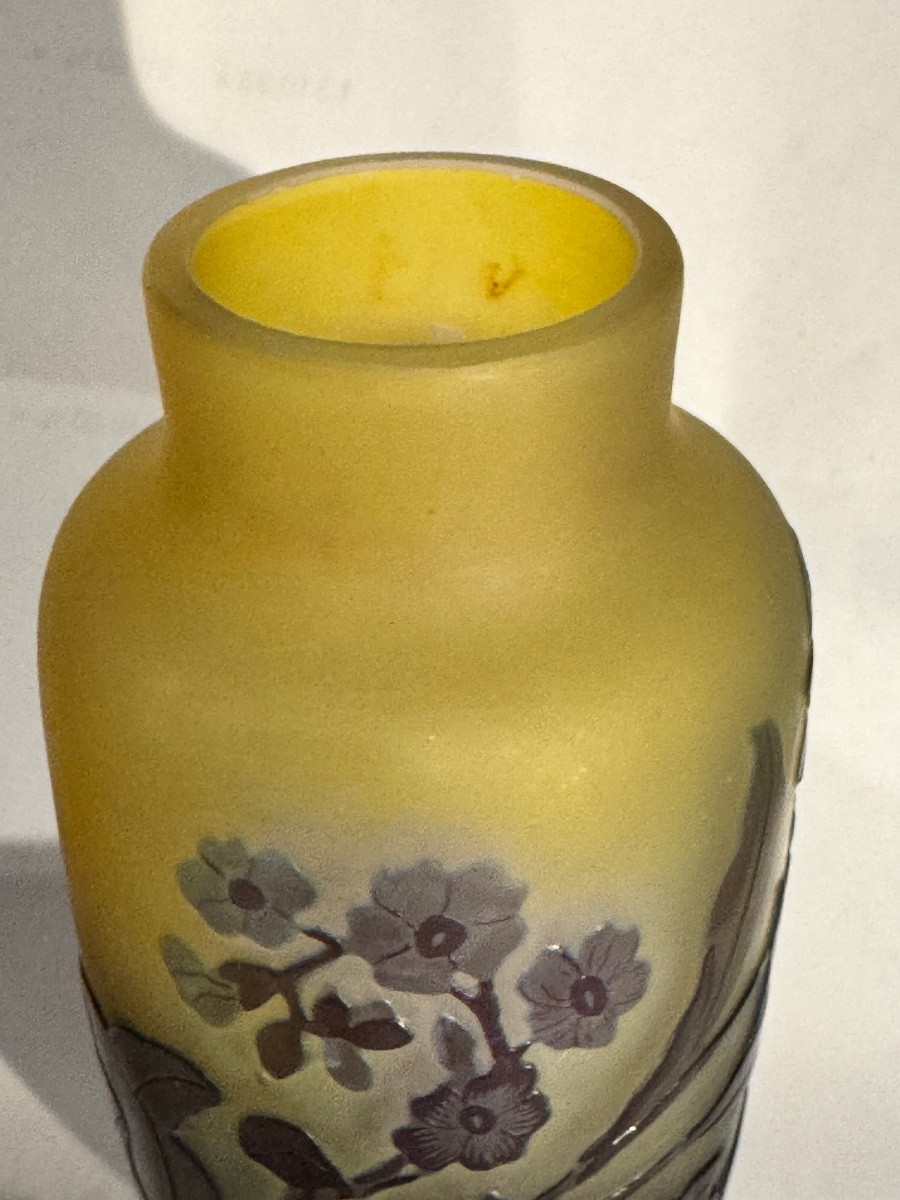 Vase Gallé fond jaune à décor floral hauteur 11 cm-photo-1