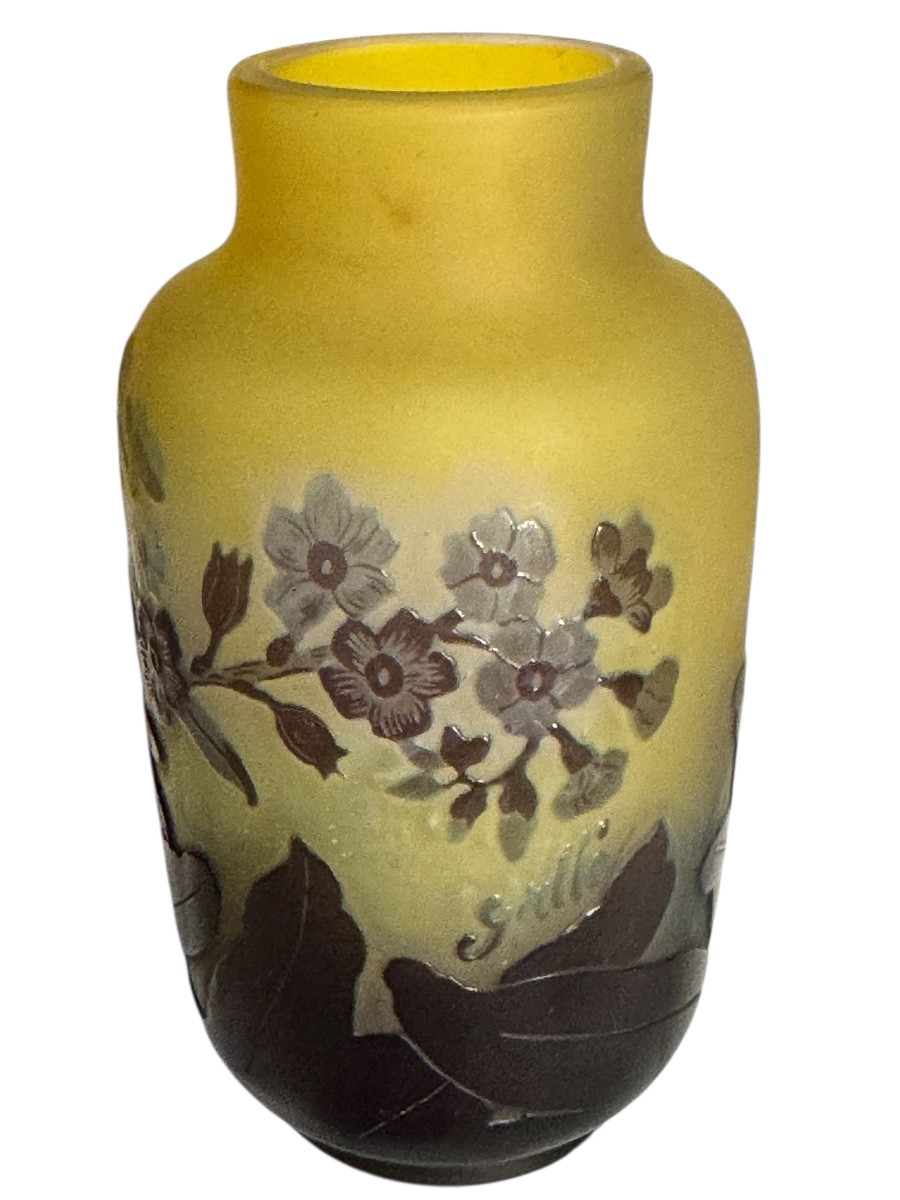 Vase Gallé fond jaune à décor floral hauteur 11 cm