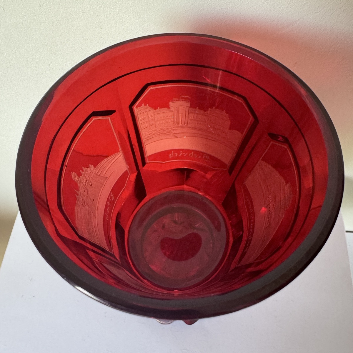 Verre cristal de Bohème rouge rubis décor gravé de châteaux-photo-1