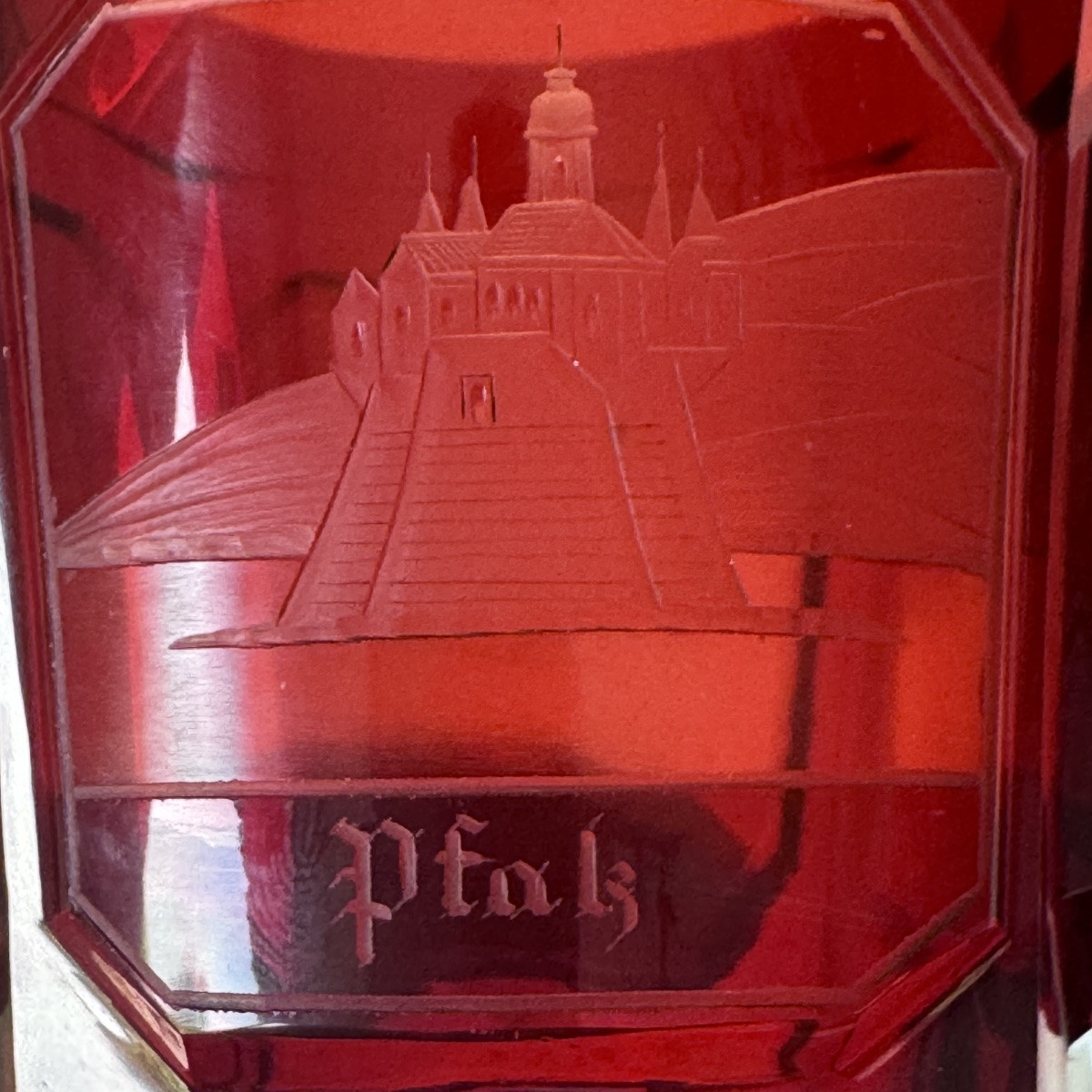 Verre cristal de Bohème rouge rubis décor gravé de châteaux-photo-5