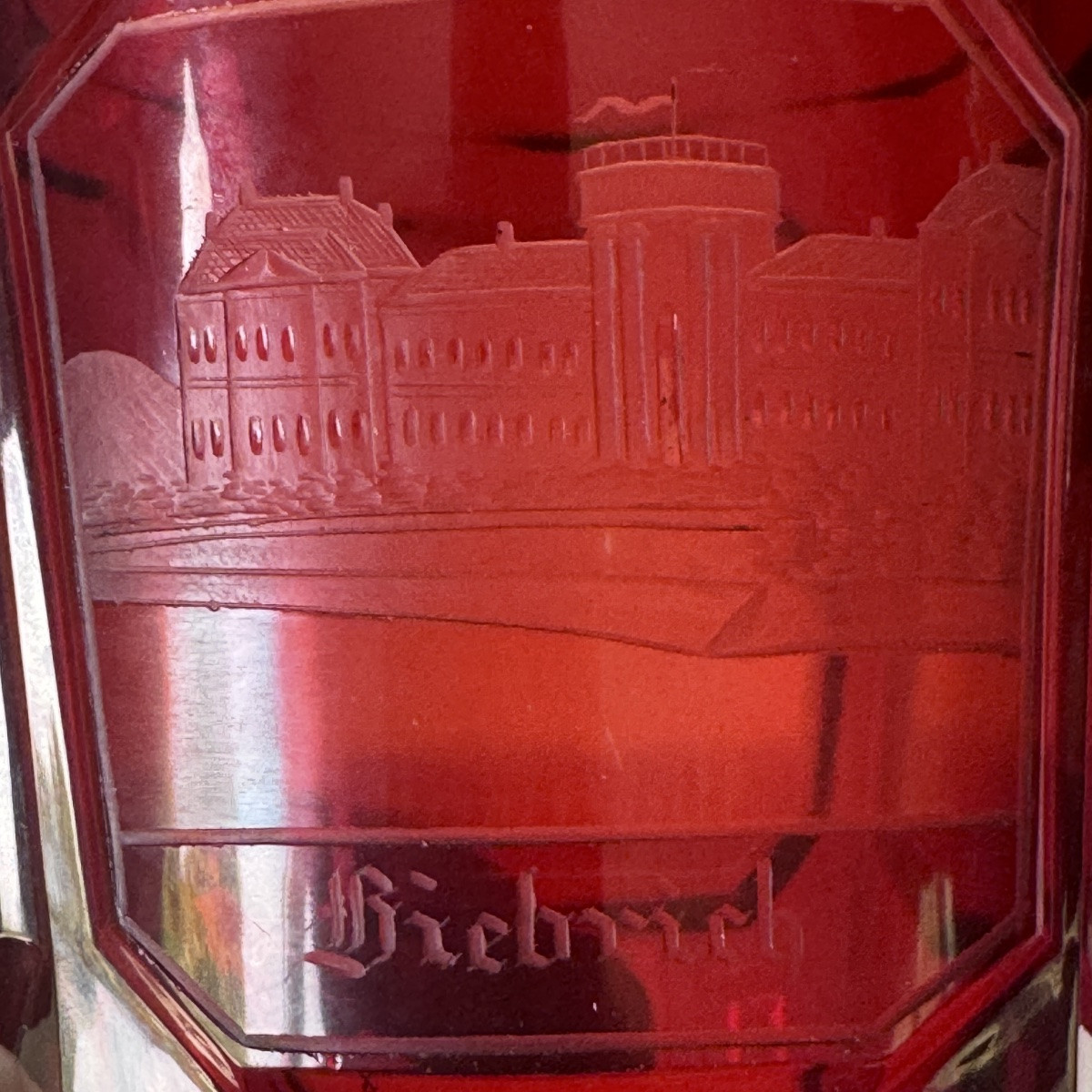 Verre cristal de Bohème rouge rubis décor gravé de châteaux-photo-8