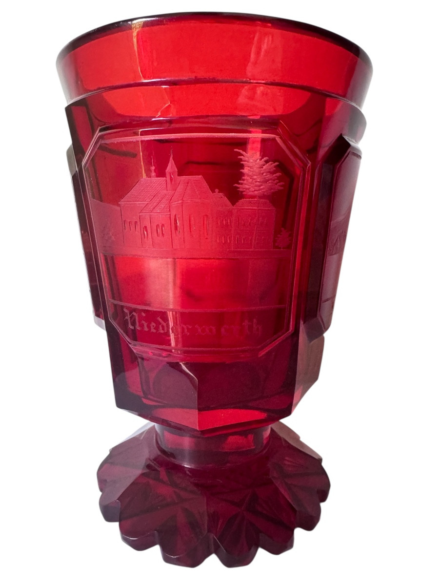 Verre cristal de Bohème rouge rubis décor gravé de châteaux