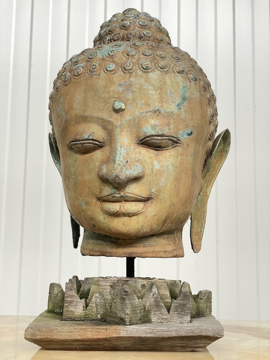 Bouddha thaïlandais du XXe siècle en bronze sur socle en bois