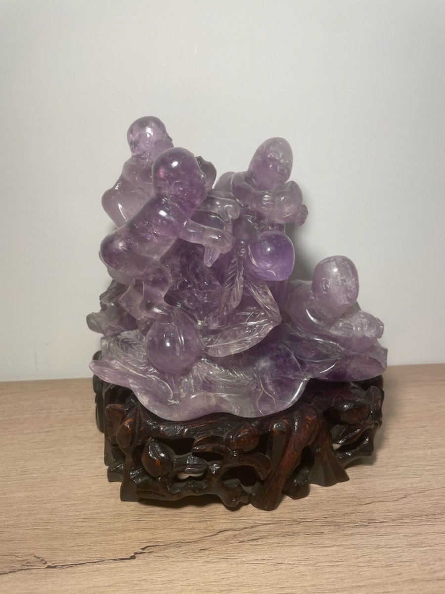 Groupe D’enfants Jouant En Fluorite Mauve