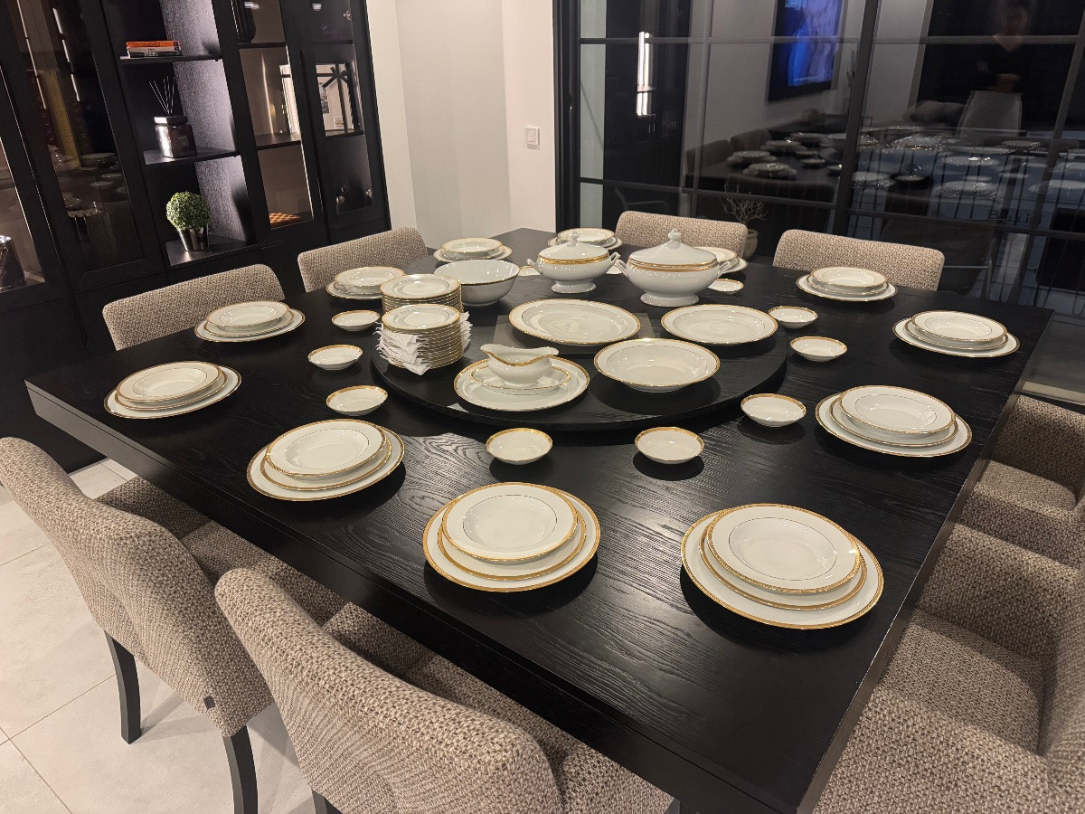 Bernardaud Laurier Pattern 86-piece Porcelain Dinner Service -photo-2