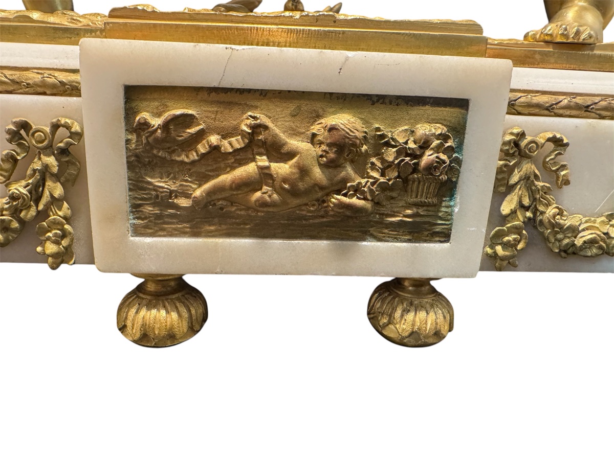 Garniture De Cheminée En Bronze Doré Et Marbre Blanc Aux Amours – Style Louis XVI – XIXe-photo-6