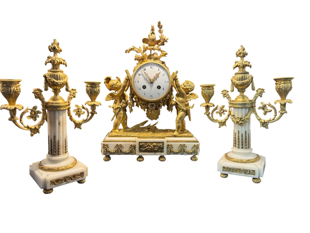 Garniture De Cheminée En Bronze Doré Et Marbre Blanc Aux Amours – Style Louis XVI – XIXe