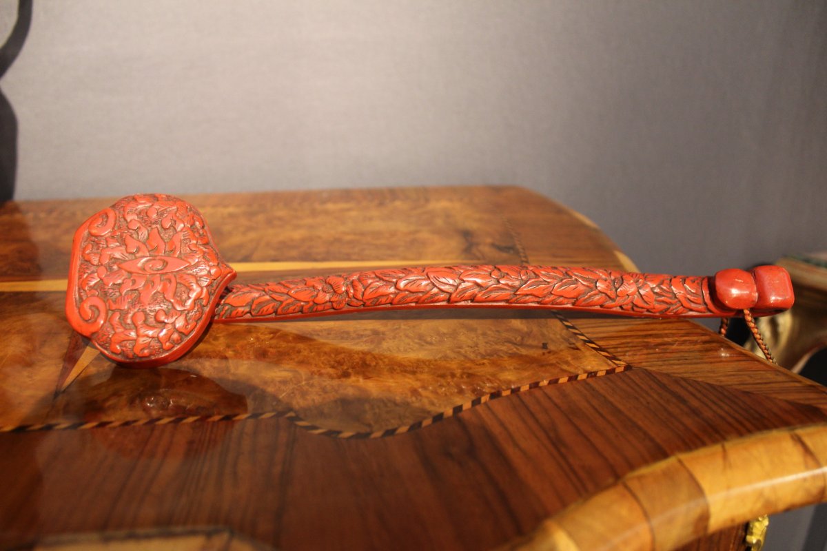 Ruyi Scèptre In Red Lacquer In The Shape Of Lingzy