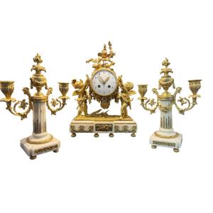 Garniture De Cheminée En Bronze Doré Et Marbre Blanc Aux Amours – Style Louis XVI – XIXe