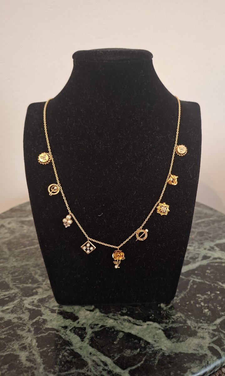Collier or avec breloques