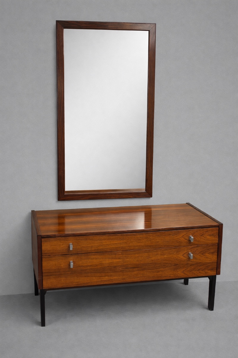 Commode moderniste avec miroir attribuée à Pierre Guariche – années 60