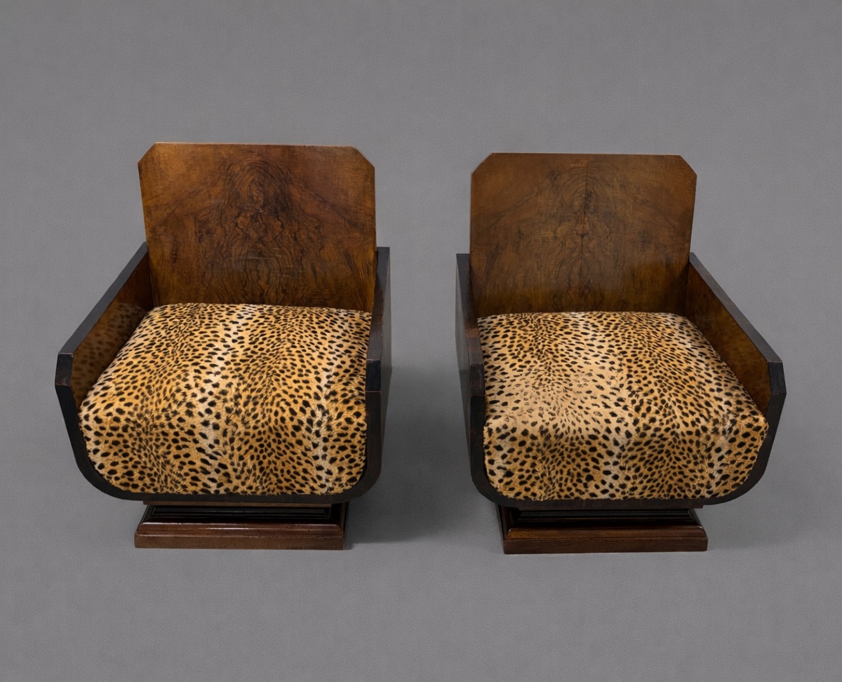 Paire de fauteuils Art Déco en placage de noyer et assise léopard  vers 1930