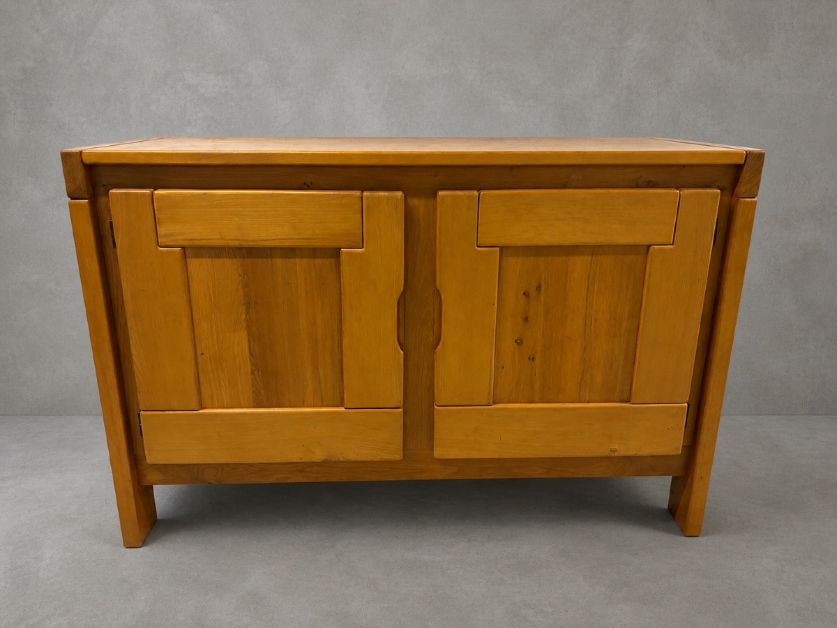 Buffet bas en orme massif, travail des années 1970 – esprit moderniste français