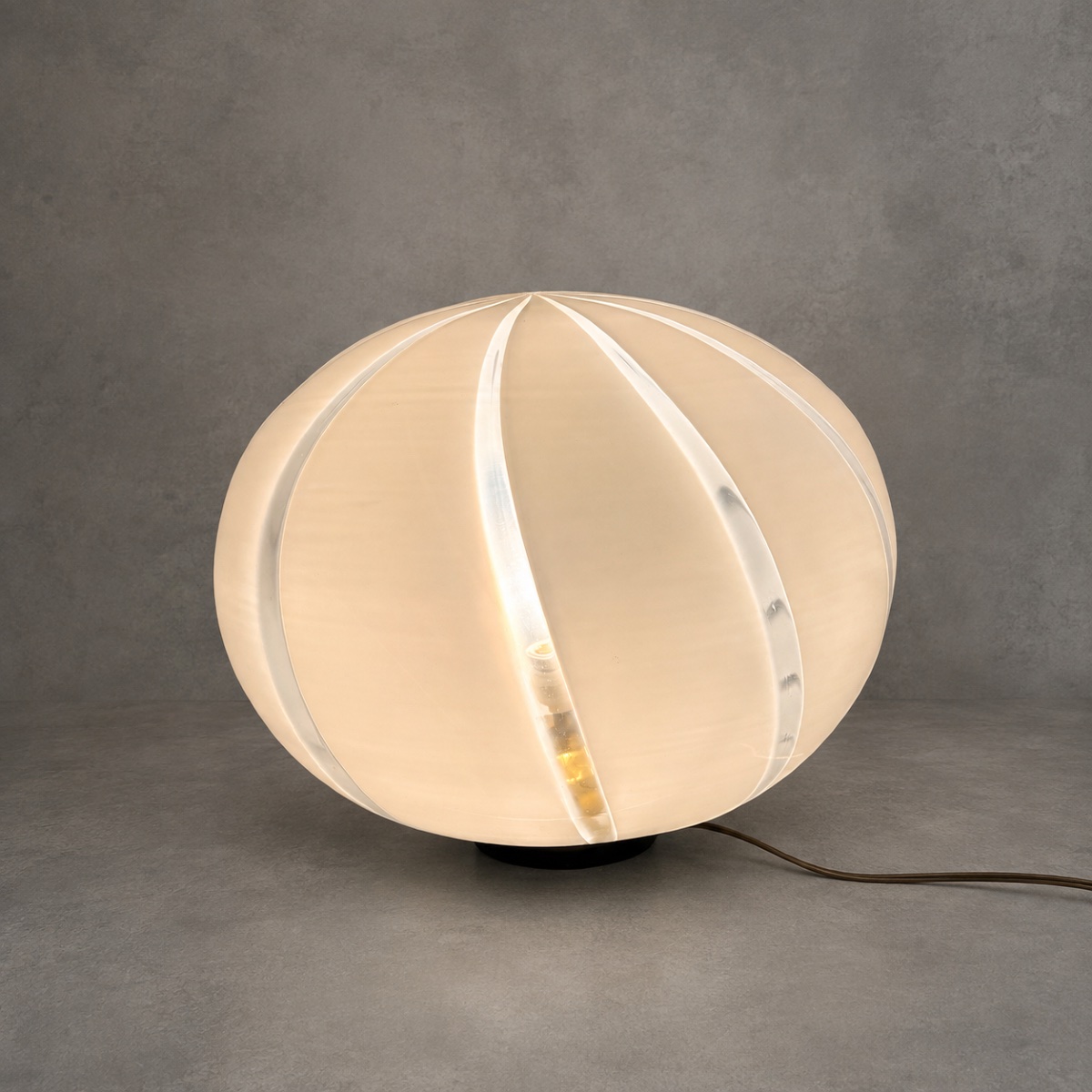Lampe boule vintage à décor de nervures – Design italien – Années 1970