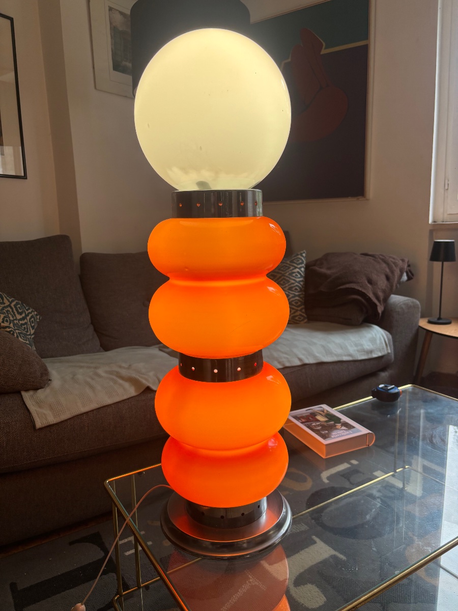 Lampe à poser vintage sculpturale en verre opalin orange et métal-photo-3