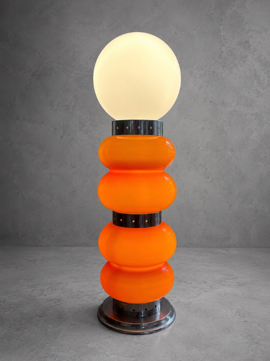 Lampe à poser vintage sculpturale en verre opalin orange et métal