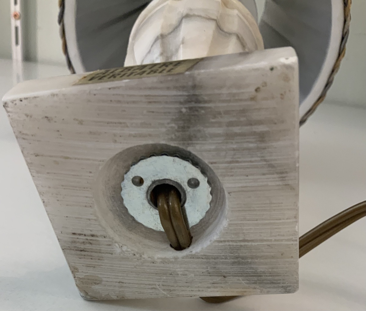 pied de lampe en albâtre -photo-1