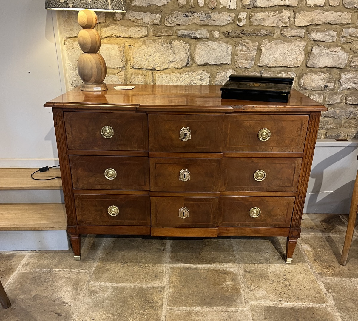 Commode époque Louis XVI à ressaut 