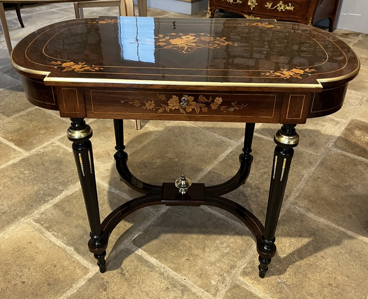 Table de milieu d’époque Napoléon III en marqueterie 