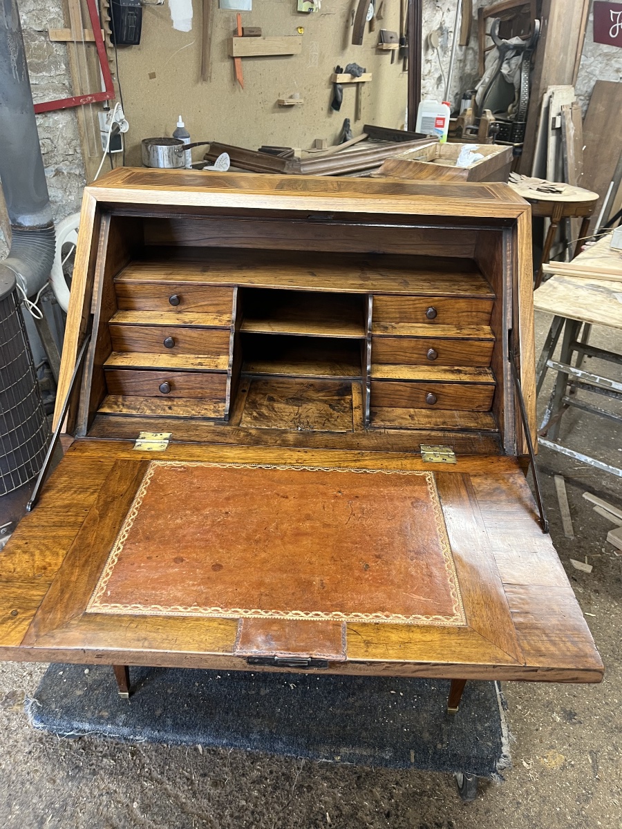 Louis XVI-style Sloped-top Walnut Desk -photo-7