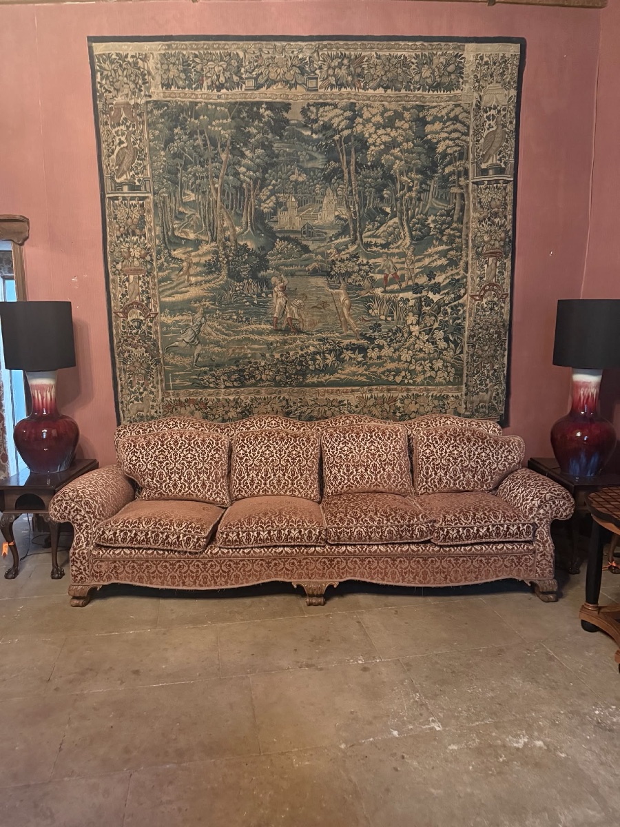 Canapé de style Louis XV en velours façonné cramoisi — fin XIXe / début XXe siècle