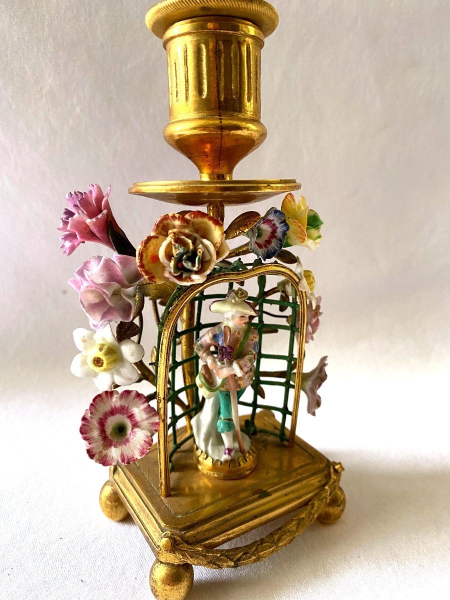 Transition Hand Candlestick In Gilt Bronze And Porcelain Flowers-photo-3