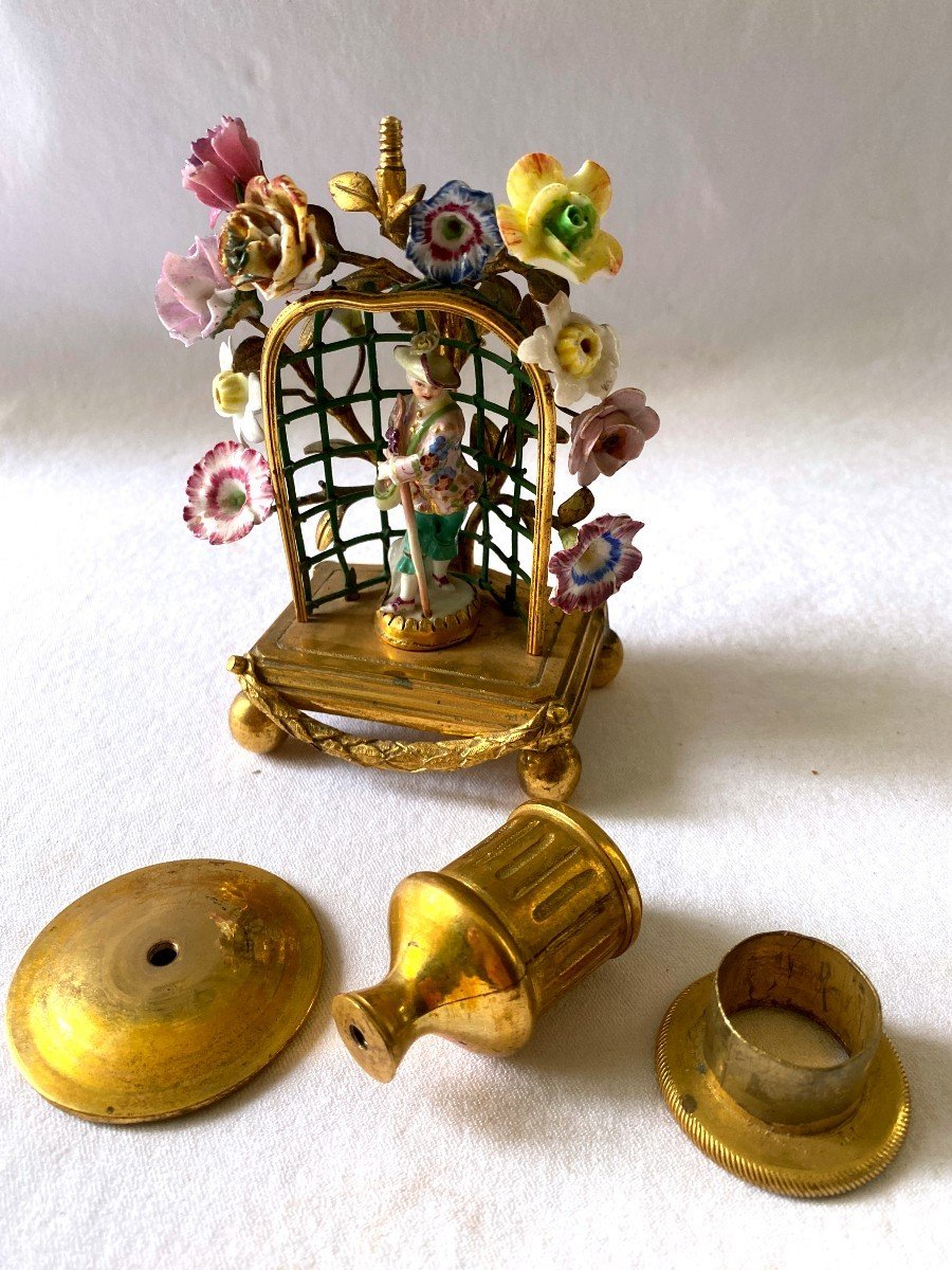 Transition Hand Candlestick In Gilt Bronze And Porcelain Flowers-photo-5