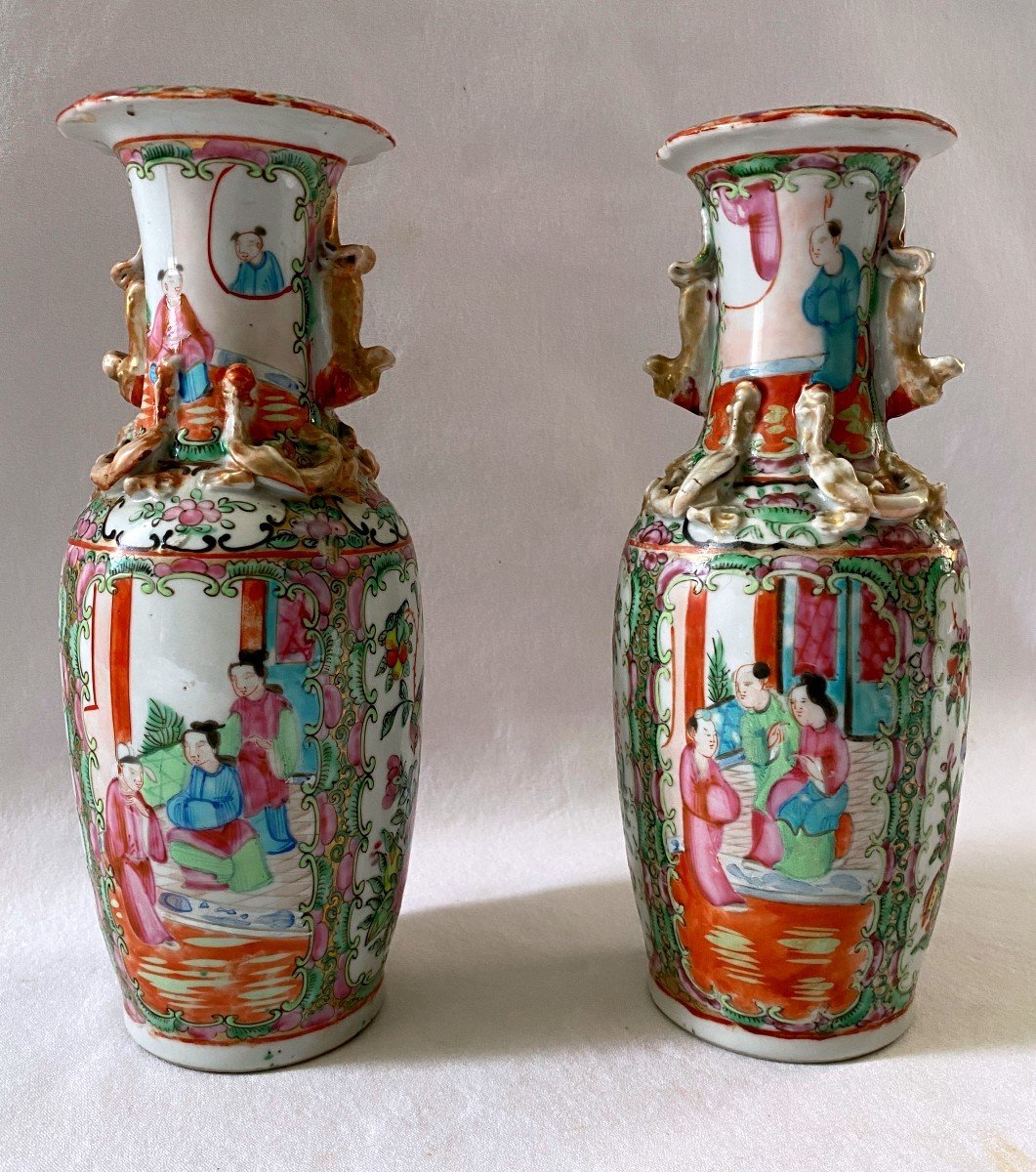 Paire De Vases En Porcelaine De Canton 