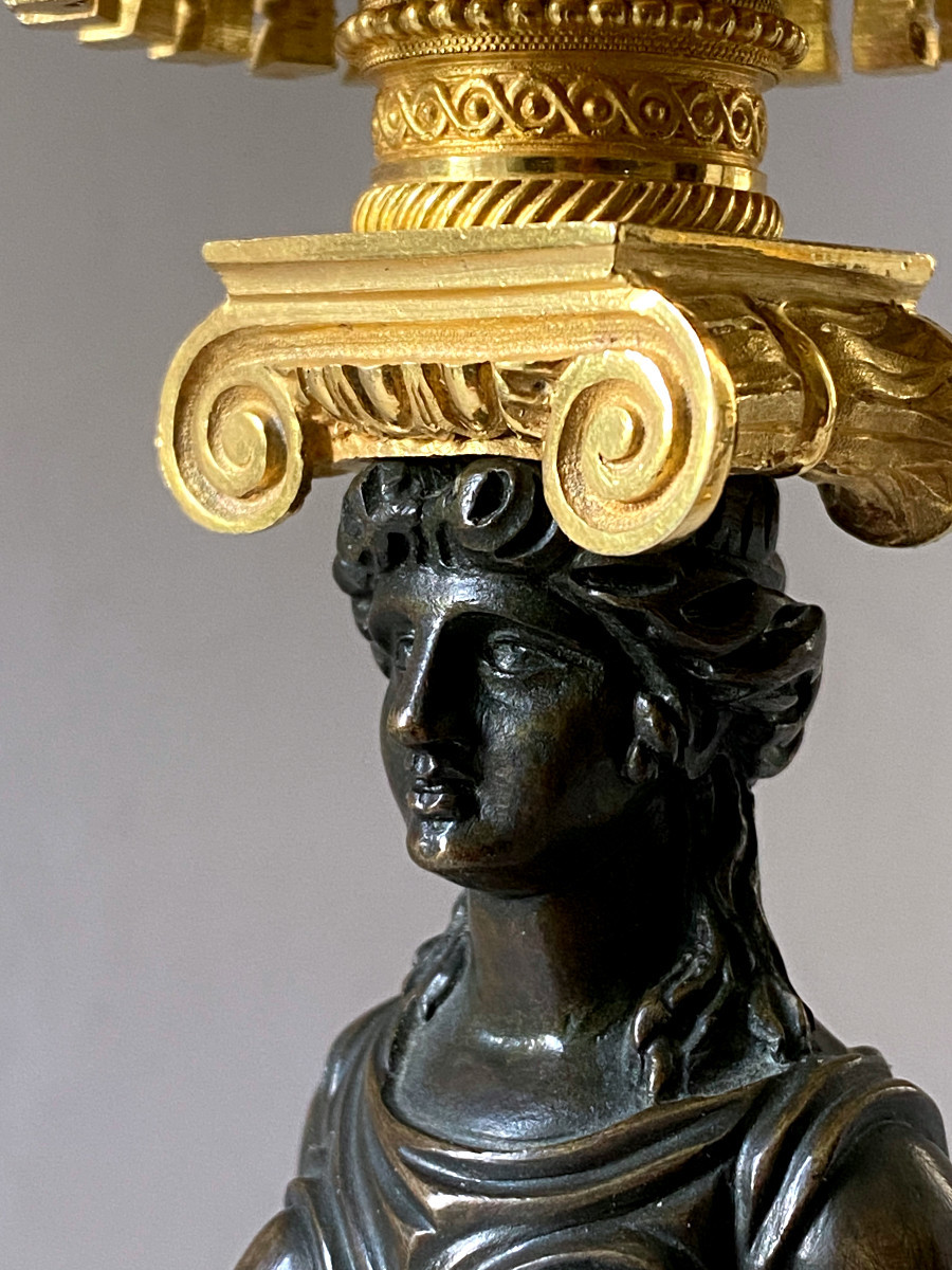 Attributed To Thomire Pair Of Candlesticks With Vestal Virgins In Gilt Bronze-photo-1