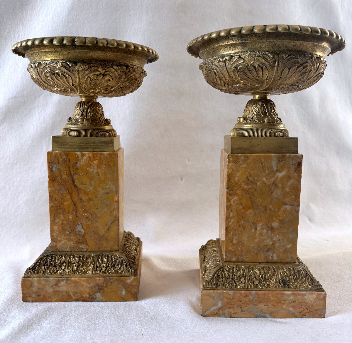 Paire de grandes coupes tazza en bronze et marbre