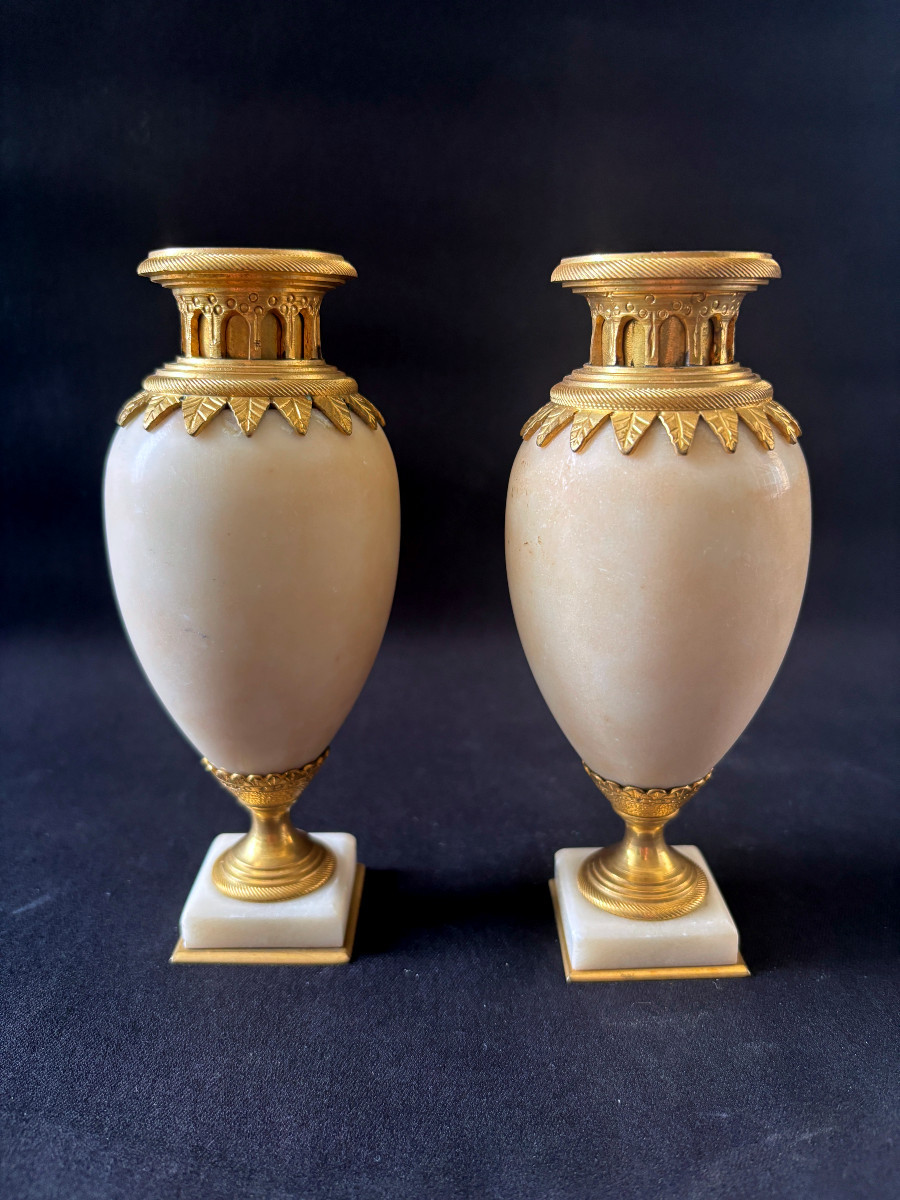 Grand Tour Paire de Vases Italiens formant Bougeoirs en Marbre et Bronze Doré-photo-3