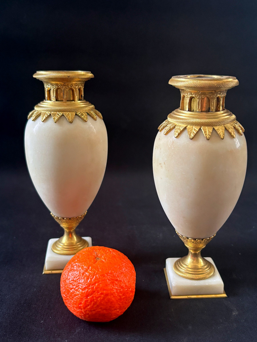 Grand Tour Paire de Vases Italiens formant Bougeoirs en Marbre et Bronze Doré-photo-4