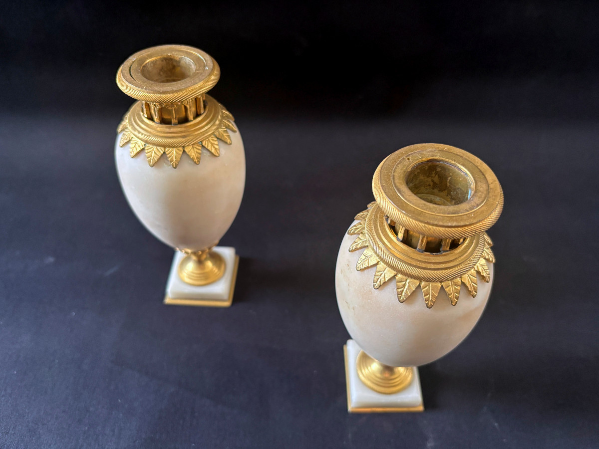 Grand Tour Paire de Vases Italiens formant Bougeoirs en Marbre et Bronze Doré-photo-1