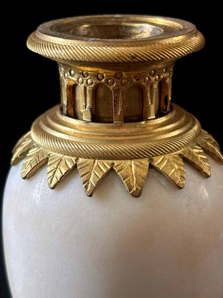 Grand Tour Paire de Vases Italiens formant Bougeoirs en Marbre et Bronze Doré-photo-2