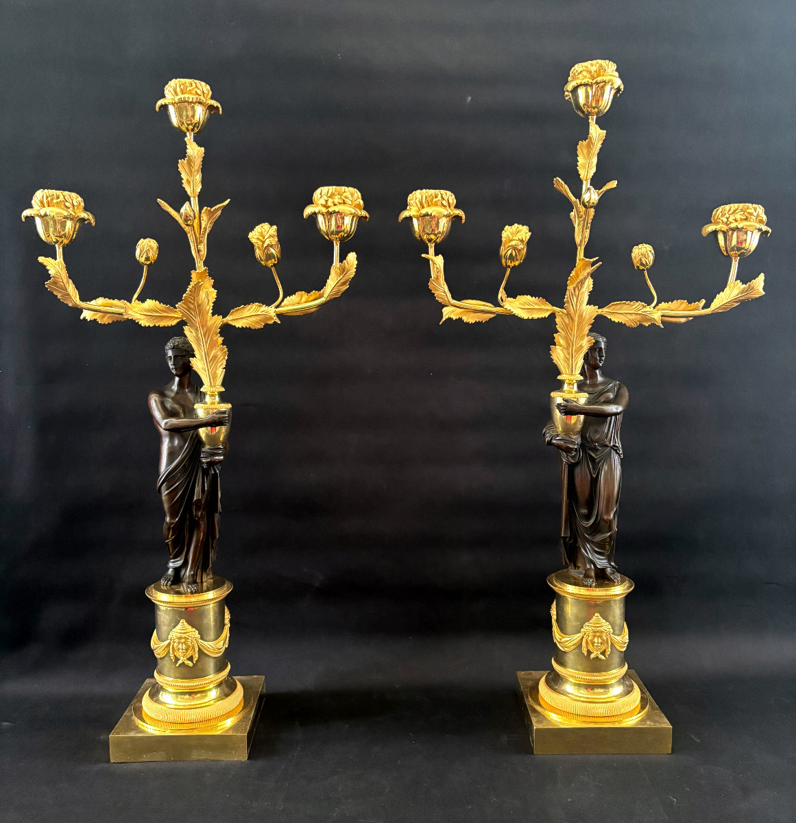 Grande Paire de Candélabres à l'antique en Bronze Doré et Patiné 