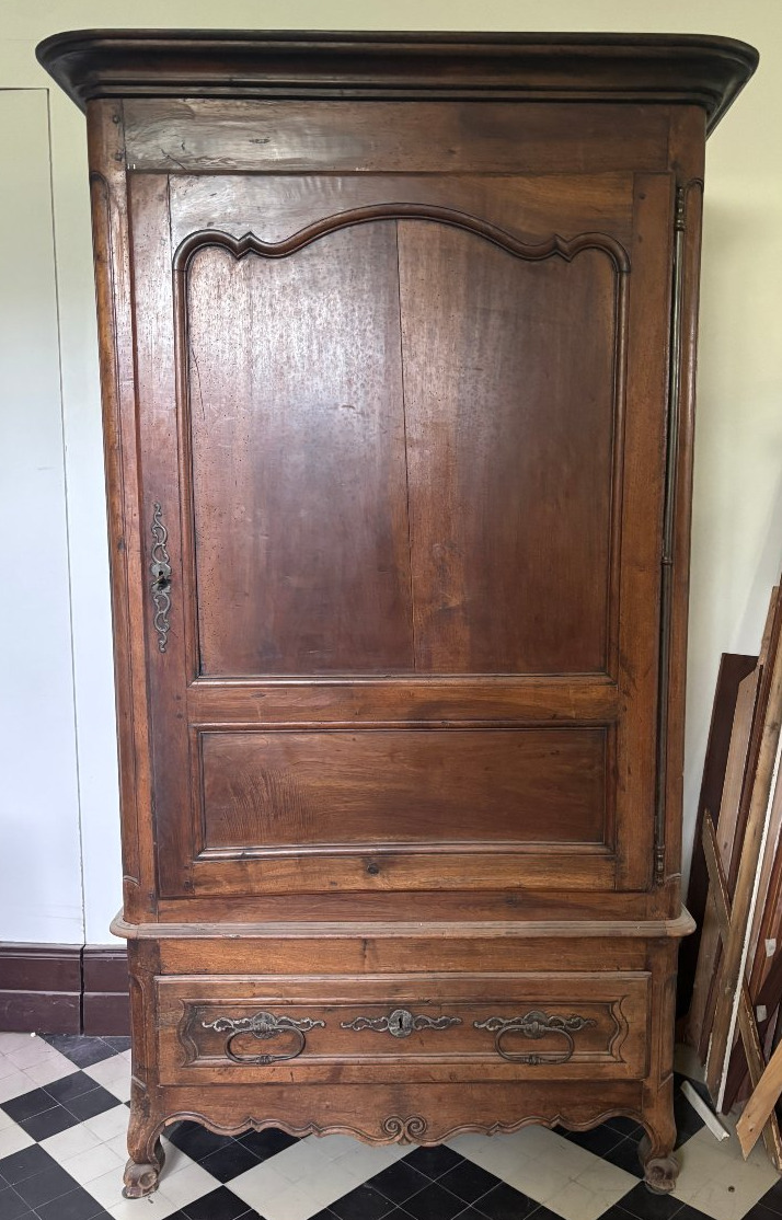 Walnut Bonnetiere