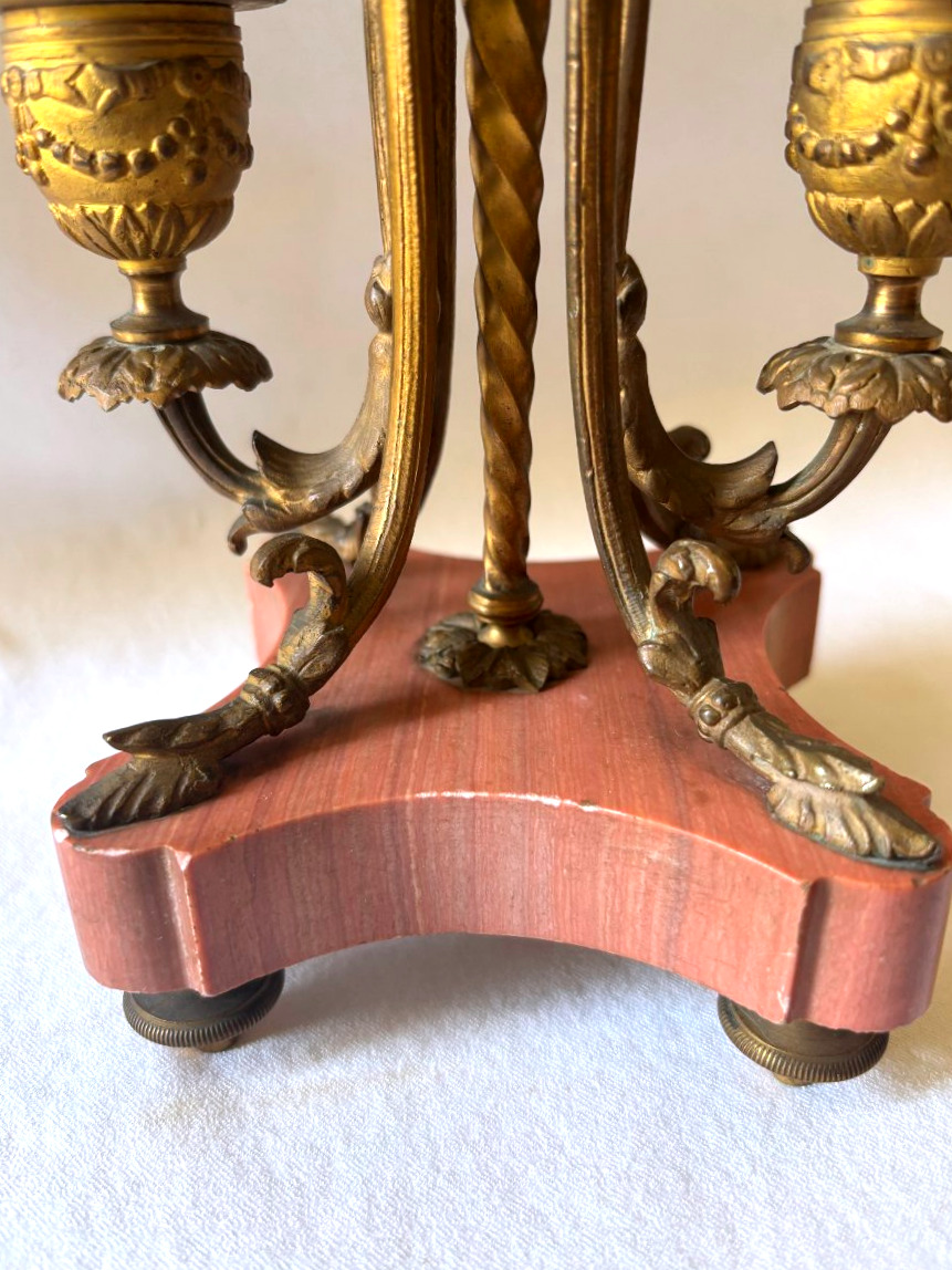 Paire de chandeliers de style Louis XVI en bronze doré et marbre rose-photo-1