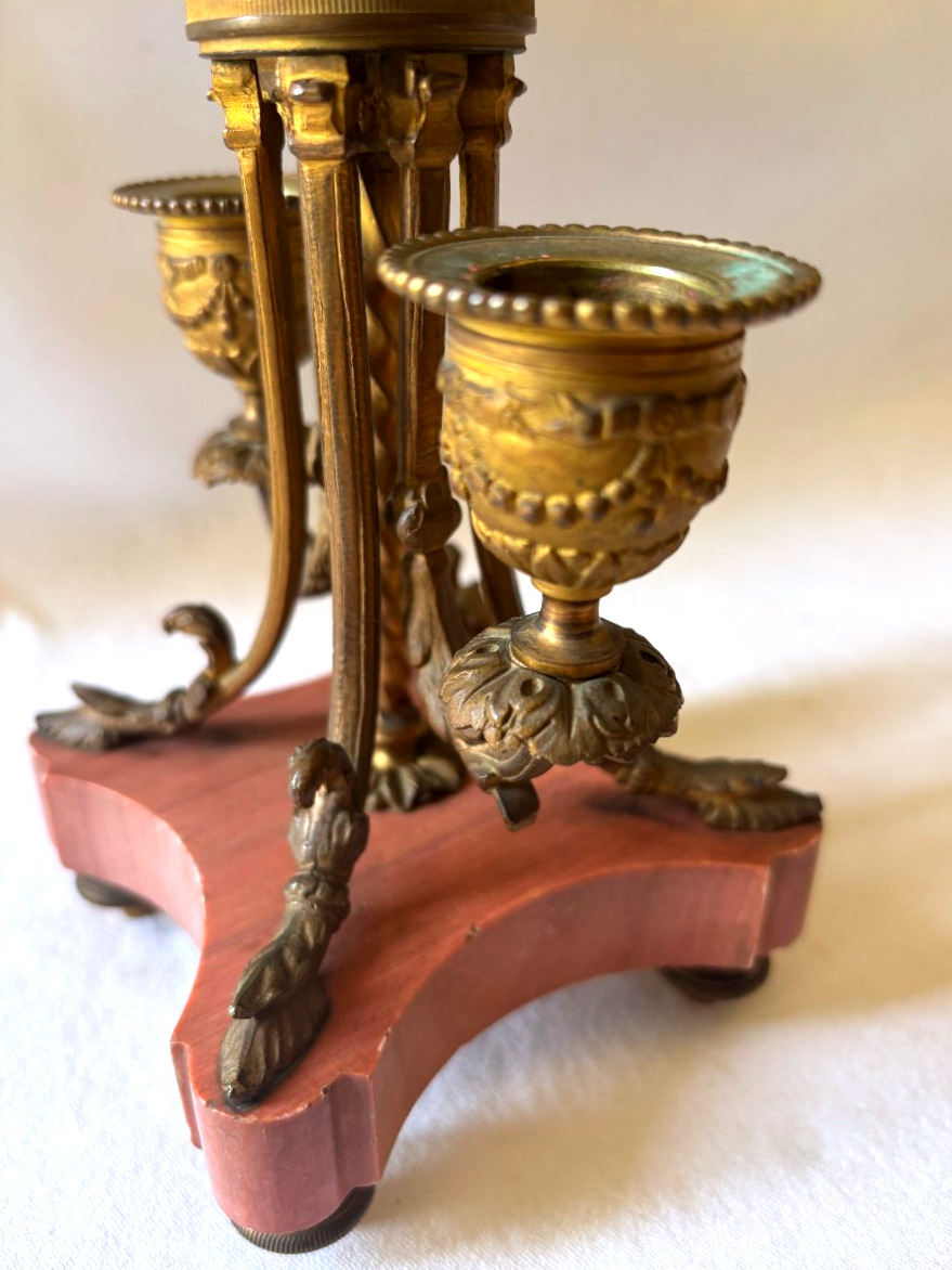 Paire de chandeliers de style Louis XVI en bronze doré et marbre rose-photo-2