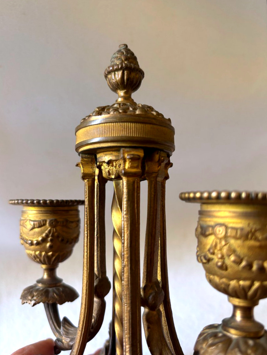 Paire de chandeliers de style Louis XVI en bronze doré et marbre rose-photo-3