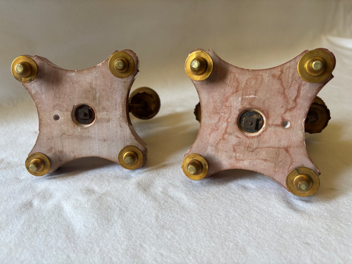 Paire de chandeliers de style Louis XVI en bronze doré et marbre rose-photo-5