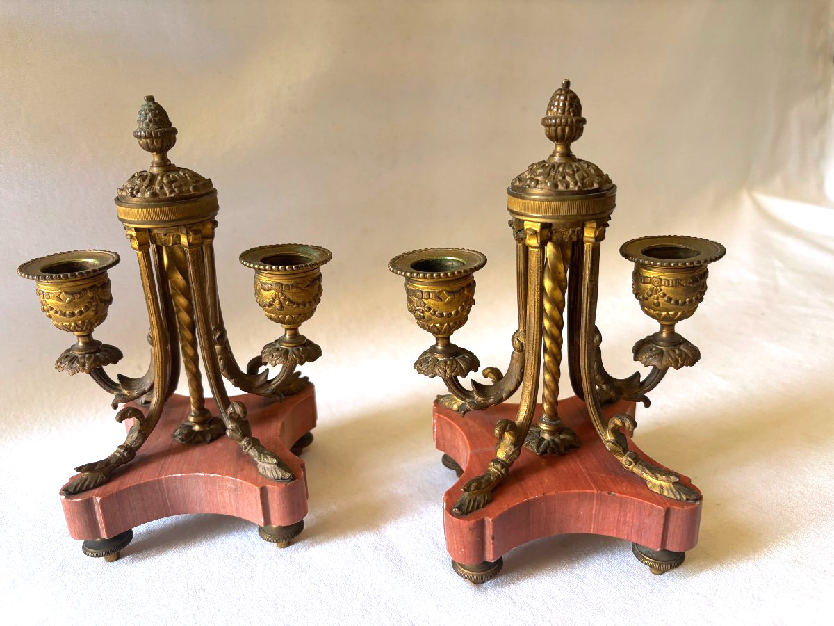 Paire de chandeliers de style Louis XVI en bronze doré et marbre rose