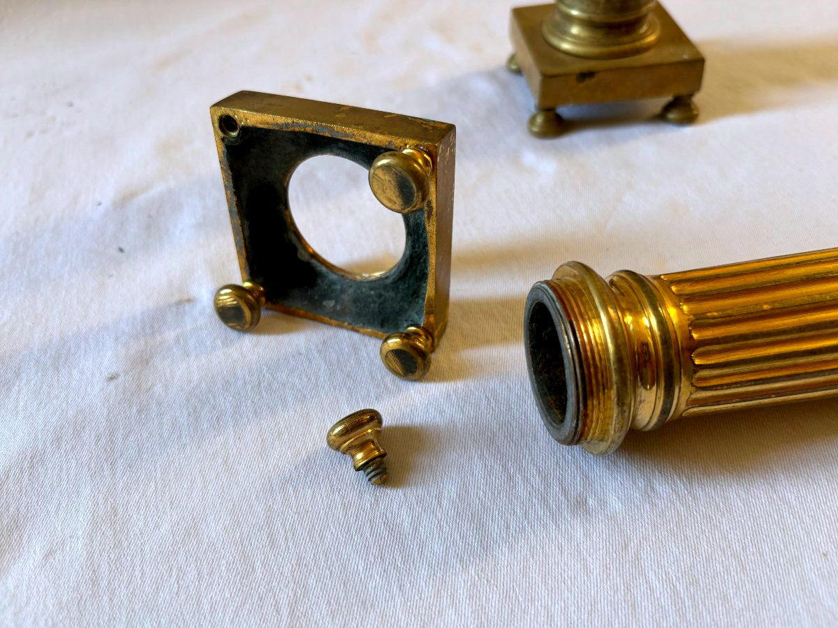 Paire de bougeoirs financier Louis XVI en bronze doré-photo-3