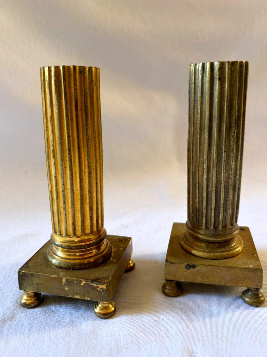 Paire de bougeoirs financier Louis XVI en bronze doré