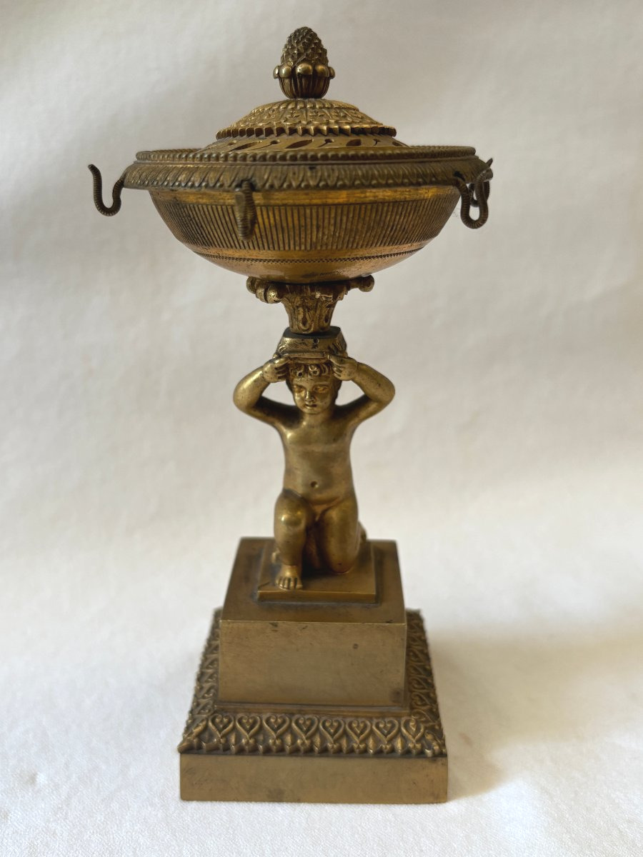 Empire-style Bronze Watch Holder With Ring Sizer