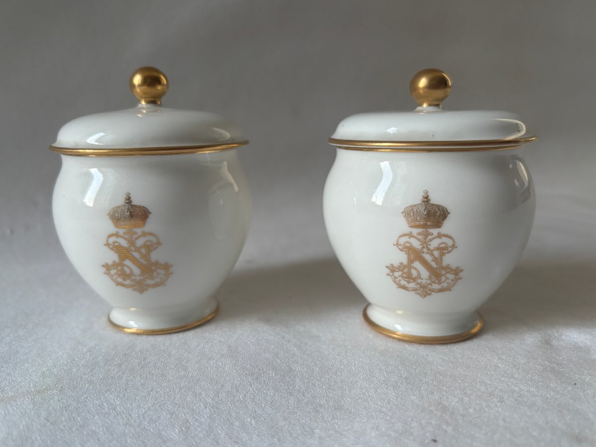 Paire de pots à crème en porcelaine de Sèvres 