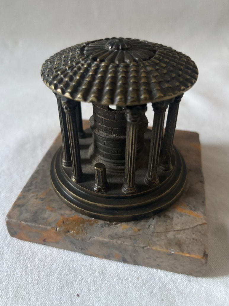 Objet du grand tour temple antique en bronze